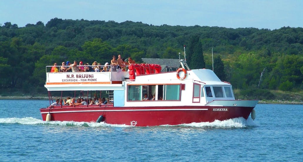 El barco durante la excursión en barco desde Pula al Parque Nacional de Brijuni organizada por Korkyra Tour Pula.