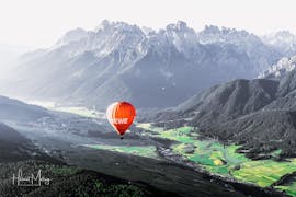 Ballonfahrt über das Pustertal in Südtirol im Sommer.