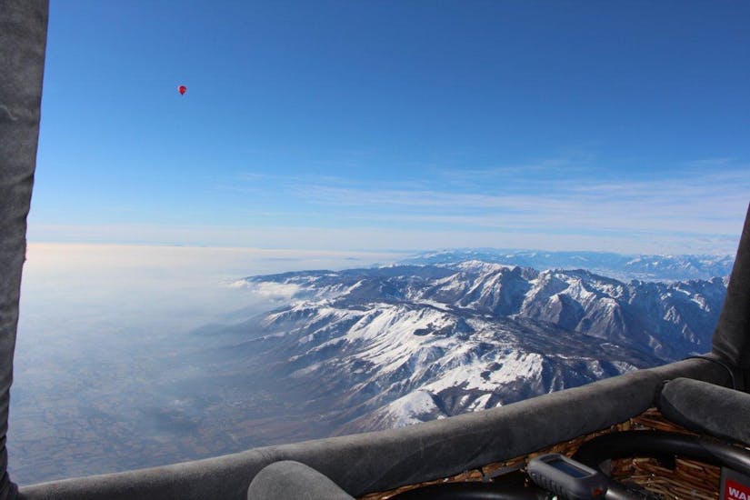 Si può ancora vedere un po' di neve sulle cime più alte delle Dolomiti durante il volo in mongolfiera attraverso le Dolomiti con Mountain Ballooning Bruneck.