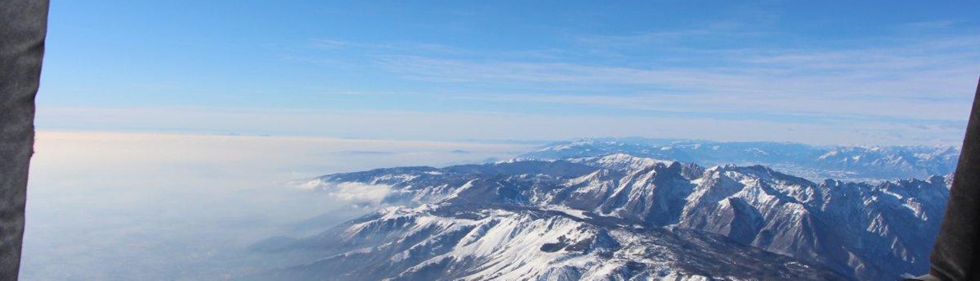 Si può ancora vedere un po' di neve sulle cime più alte delle Dolomiti durante il volo in mongolfiera attraverso le Dolomiti con Mountain Ballooning Bruneck.