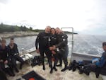 Een groep vrienden tijdens PADI Discover Scuba Diving in Medulin met Duikcentrum Shark Medulin.
