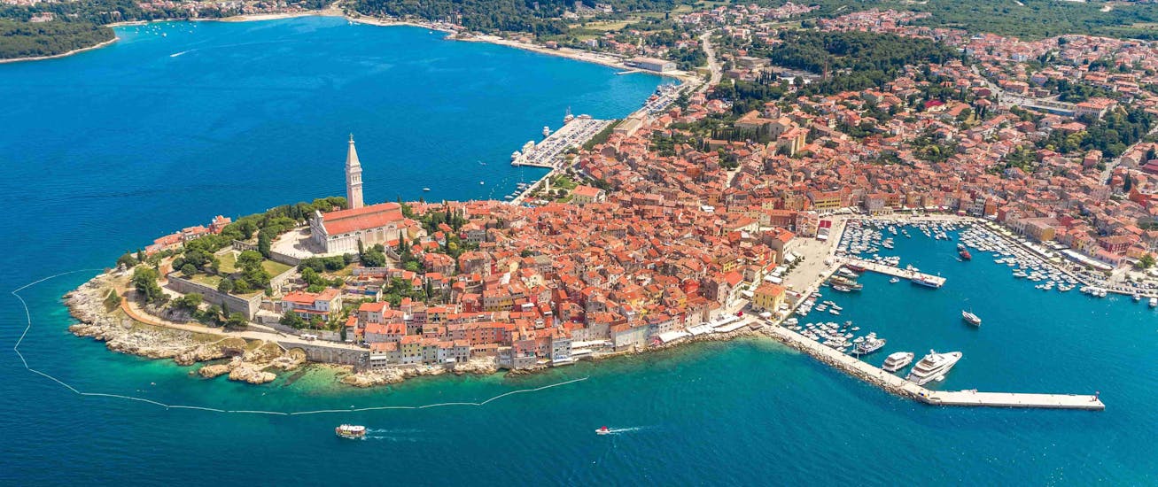 De stad vanuit de lucht gezien waar de boottocht van Vrsar naar Rovinj en Lim Fjord met Lidija Tours Vrsar plaatsvindt.