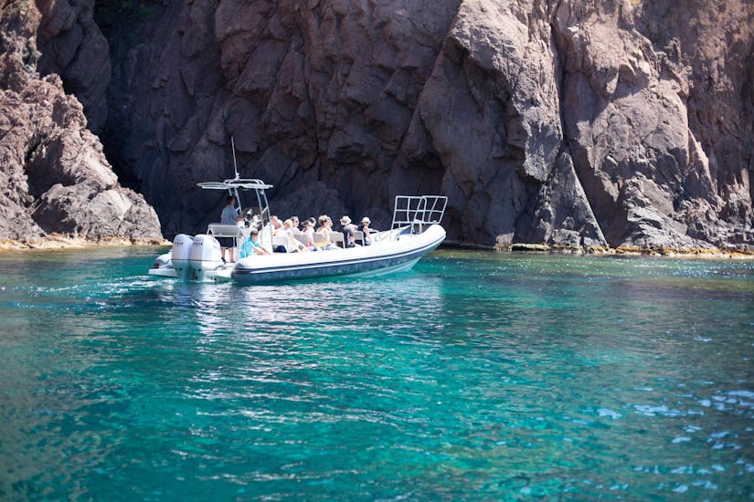 Eine Gruppe genießt die Bootstour im Golfe de Porto - Calanques de Piana, die von Avventu Event's durchgeführt wird.