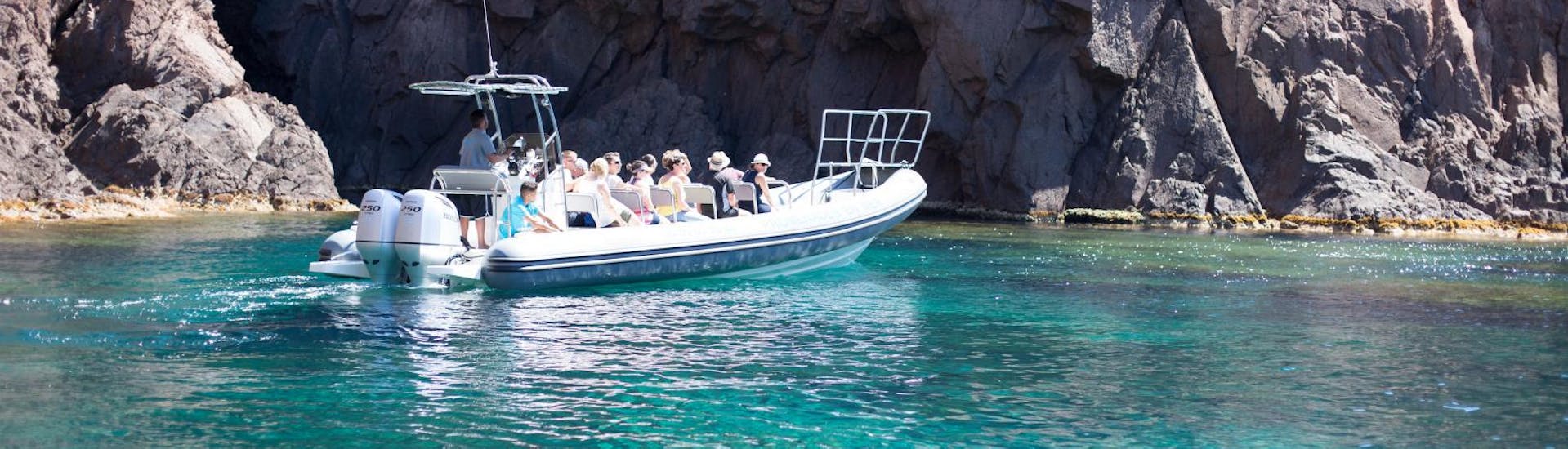 Eine Gruppe genießt die Bootstour im Golfe de Porto - Calanques de Piana, die von Avventu Event's durchgeführt wird.