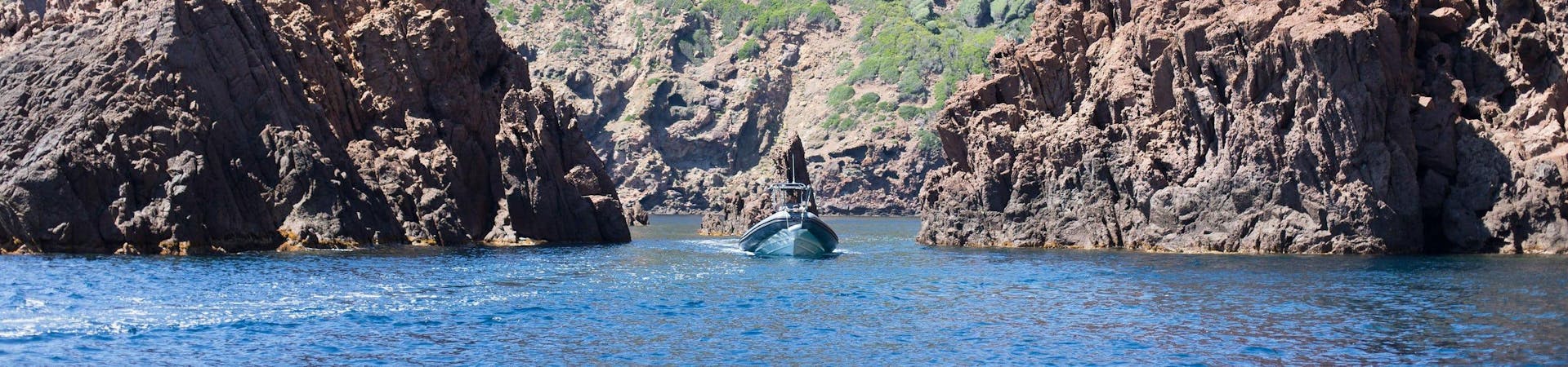 A group is enjoying the Boat Tour in Golfe de Porto - Réserve de Scandola operated by Avventu Event's.