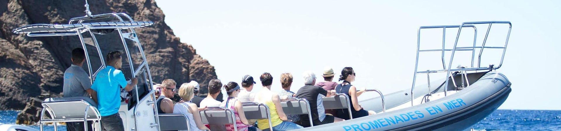 Eine Gruppe genießt die Bootstour im Golfe de Porto - Grand Tour, die von Avventu Event's durchgeführt wird.