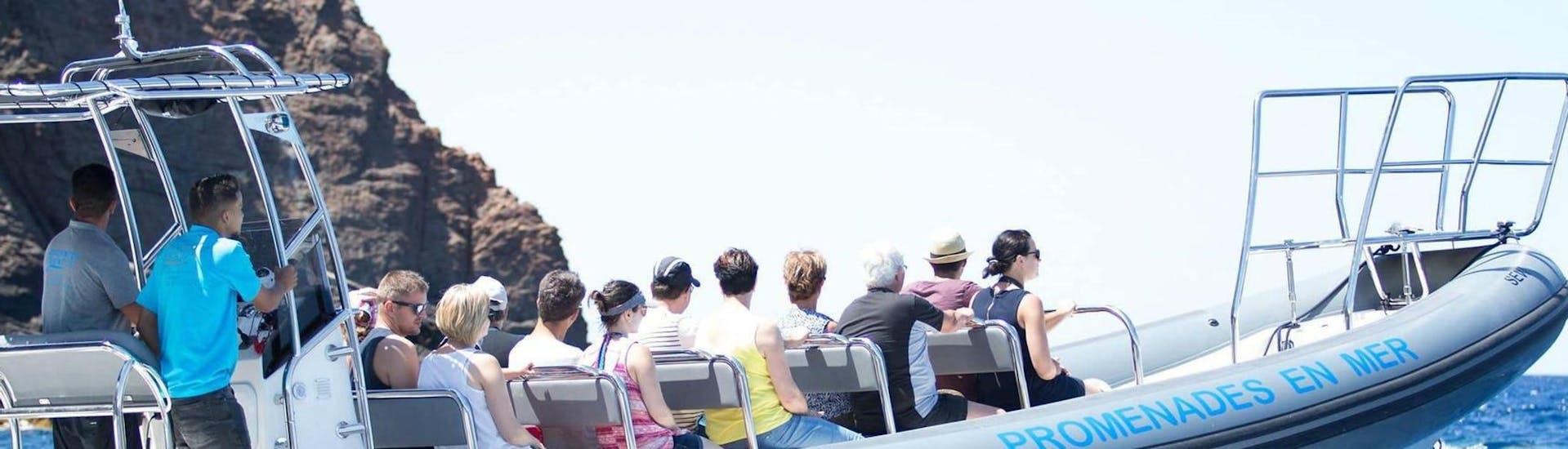 A group is enjoying the Boat Tour in Golfe de Porto - Grand Tour operated by Avventu Event's.