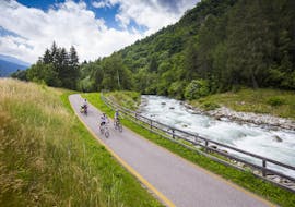 Un gruppo di ciclisti sta iniziando l'Easy E-Mountain Bike Tour in Val di Sole.