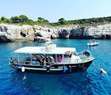 Das Boot während der Bootsfahrt von Pula zum Kap Kamenjak mit Schnorchelstopp, veranstaltet von Pula Boat Excursions.