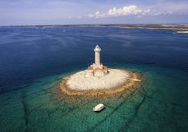 Photo du phare vu lors de l'excursion privée en bateau au départ de Pula, avec baignade et plongée en apnée, avec Pula Boat Excursions.