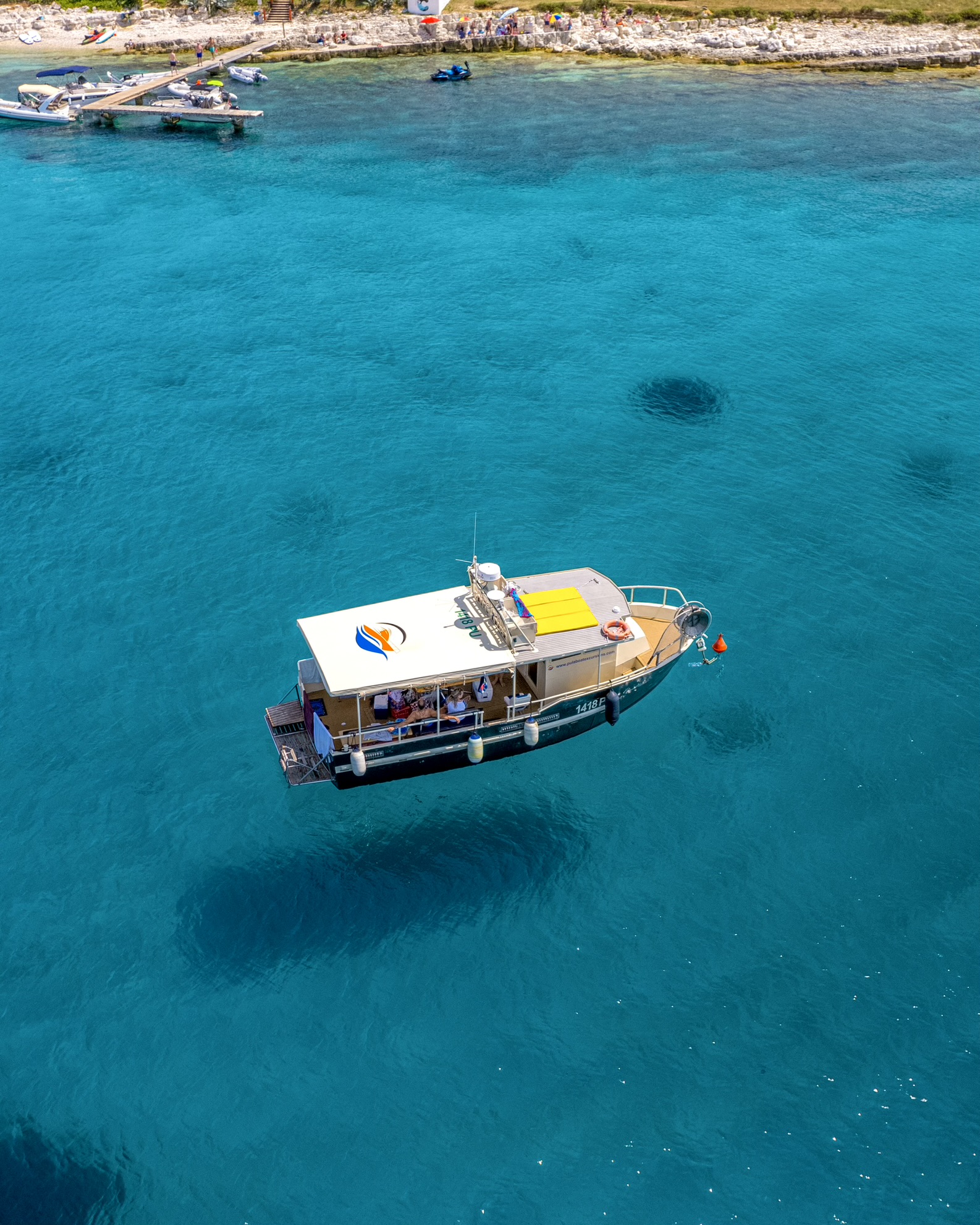 Giro in barca privata da Pola incl. bevande & snack (fino a 12 persone) con Pula Boat Excursions.