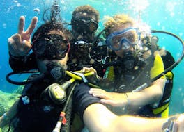 Three persons taking a selfie during trial scuba diving in Calvi in Corsica with Calvi Plongée.