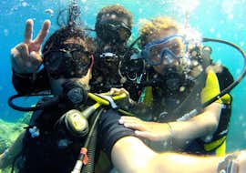Scuba Diver Kurs in Calvi auf Korsika für Anfänger mit Calvi Plongée. Drei Personen machen ein Selfie beim Schnuppertauchen in Calvi auf Korsika mit Calvi Plongée.