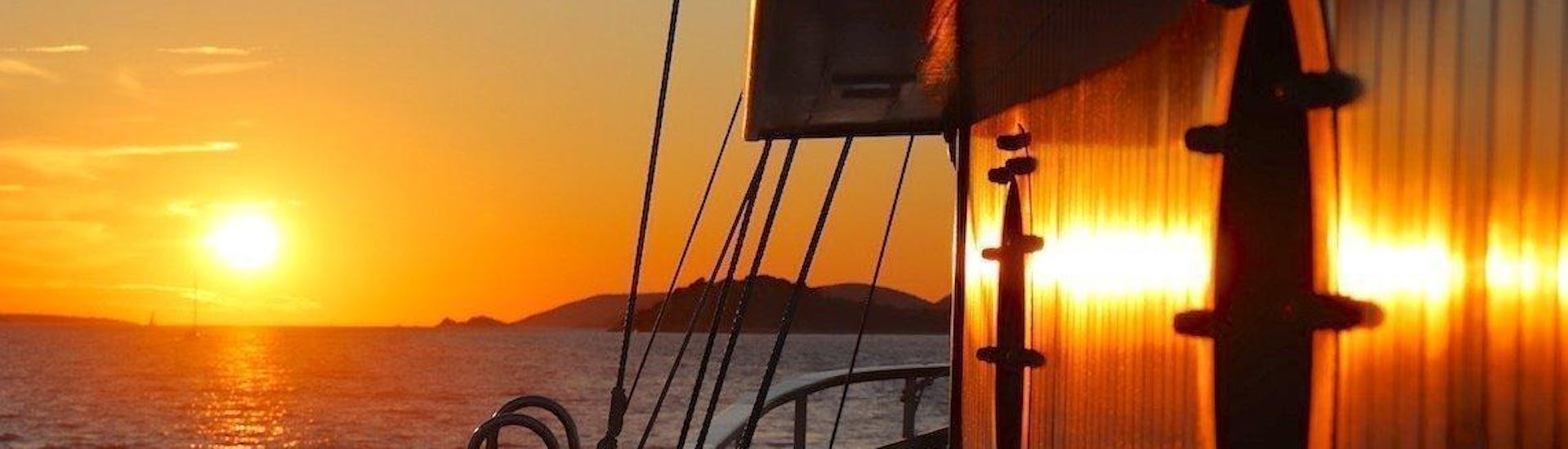 Balade en bateau au coucher du soleil avec Musique live.