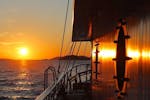 Avondzicht op zee tijdens de Cruise rond Split bij zonsondergang met livemuziek en open bar langs de kust, georganiseerd door Polaris Split.