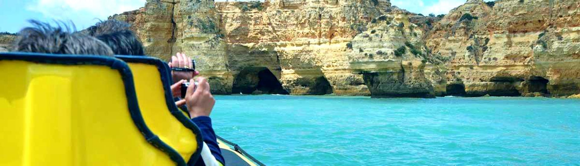 Los pasajeros del Insónia disfrutan de la hermosa vista de la costa en su paseo en barco "Cuevas y Delfines en el Insónia" en Albufeira.