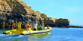 The passengers of the Insónia enjoy the beautiful view of unique rock formations and fascinating cave structures on their Boat Tour "Caves & Dolphins" in Albufeira.