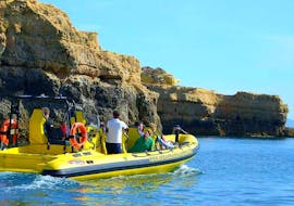 The passengers of the Insónia enjoy the beautiful view of unique rock formations and fascinating cave structures on their Boat Tour "Caves & Dolphins" in Albufeira.