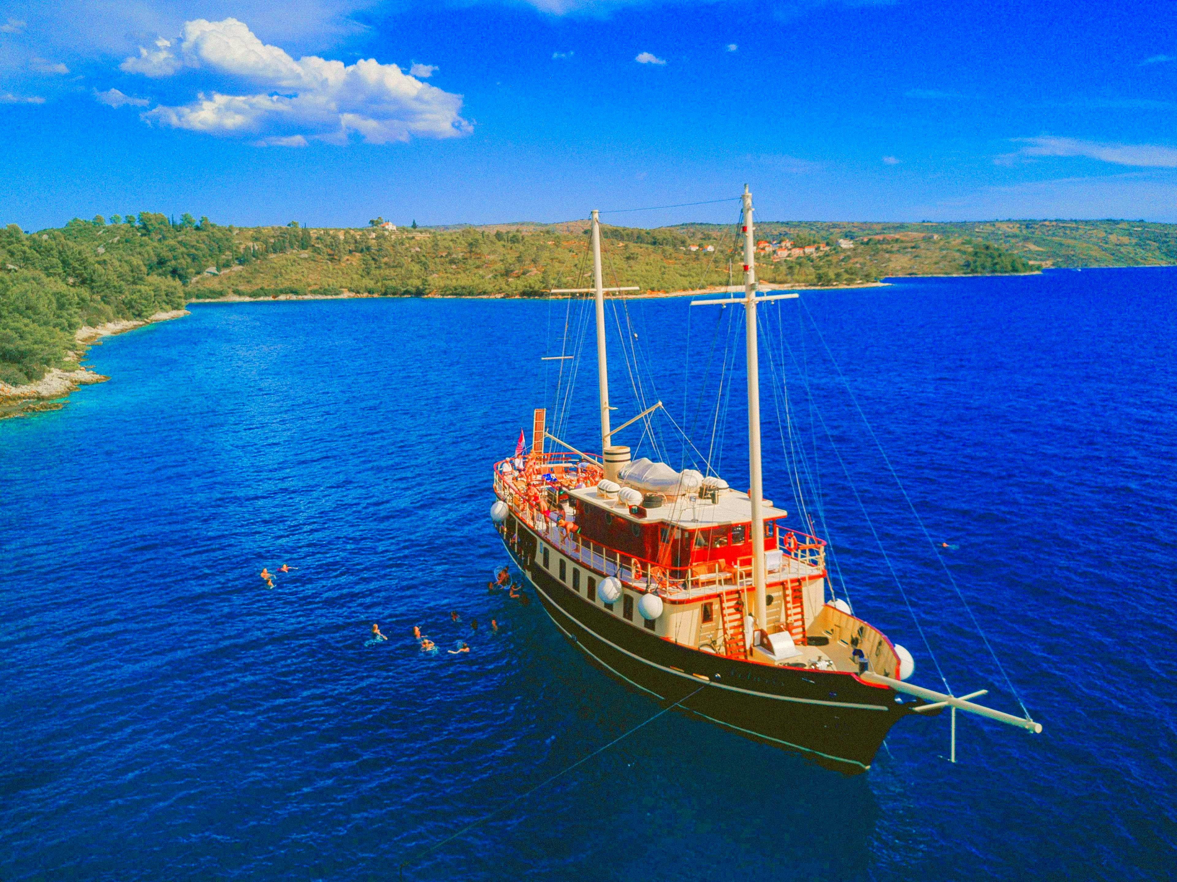 Boottocht naar de 2 Eilanden Brač en Šolta met zwemmen en lunch Boottocht naar de 2 Eilanden Brač en Šolta met zwemmen en lunch.