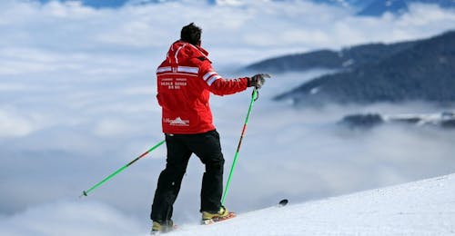 Cours particulier de ski Adultes pour Tous niveaux avec École Suisse de Ski Crosets-Champoussin Un moniteur de ski de l'École Suisse de Ski Crosets-Champoussin se tient au sommet d'une montagne pendant un Cours particulier de ski pour Adultes - Tous niveaux.