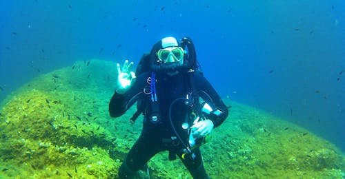 Schnuppertauchen im Golfe d'Ajaccio an Korsikas Westküste mitMaeva Plongée Porticcio Scuba Diver genießt das Schnuppertauchen im Golfe d'Ajaccio an Korsikas Westküste mitMaeva Plongée Porticcio.
