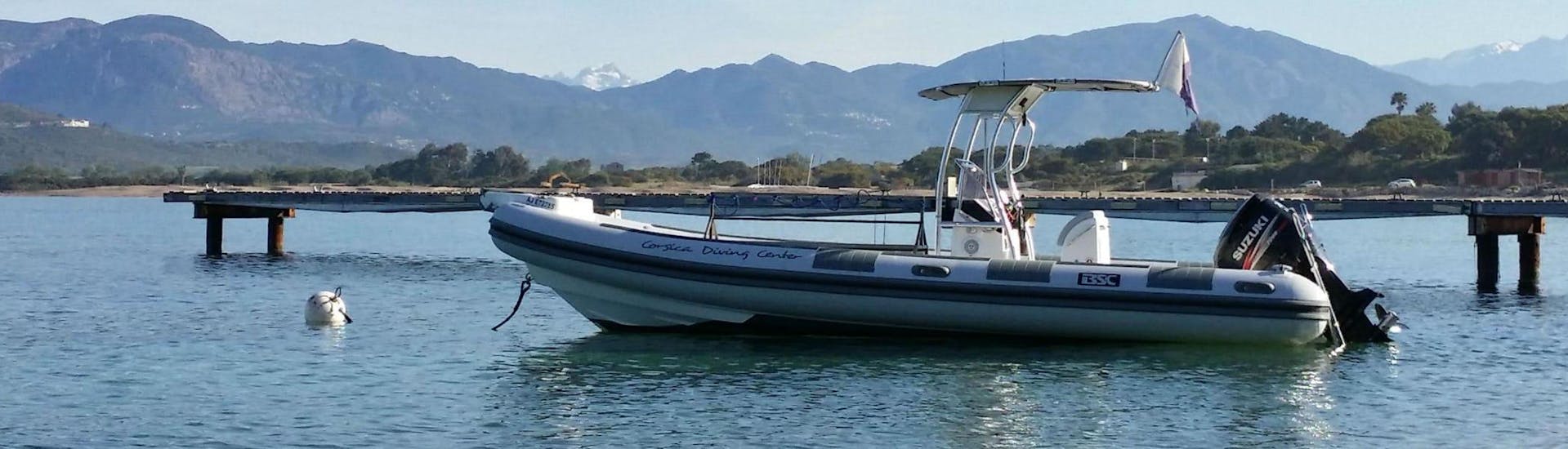 Ein Bild des Bootes für die Aktivität Schnuppertauchen im Golf von Ajaccio für Anfänger mit Maeva Plongée.