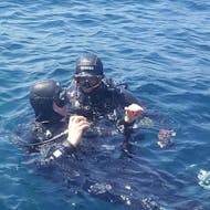 Eine Person nimmt an dem PE12 Tauchkurs im Golf von Ajaccio für Anfänger mit Maeva Plongée teil.