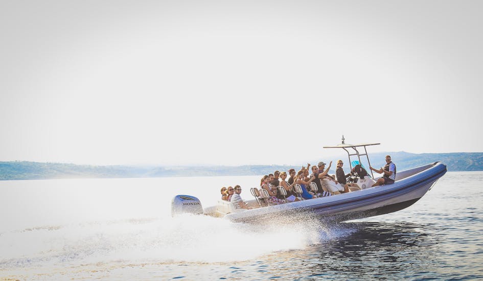 De speedboot van Toto travel tijdens de 5 eilanden boottocht inclusief de Blauwe Grot en Hvar vanuit Split.