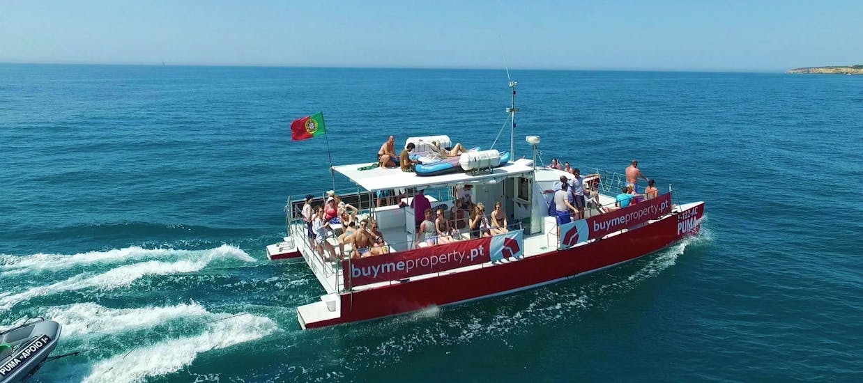 Los pasajeros del Paseo en Barco a las Rocas y Cuevas de Benagil desde Vilamoura organizado por Cruzeiros da Oura Vilamoura disfrutan de su día en el mar.