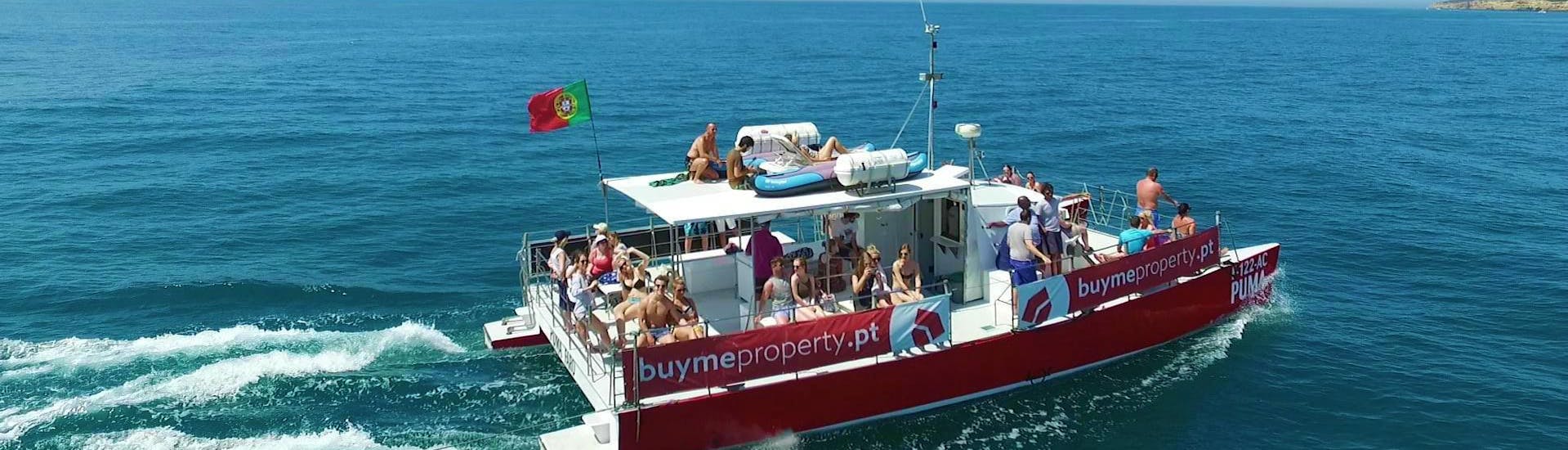 I passeggeri dell'escursione in barca alle Rocce e Grotte di Benagil da Vilamoura organizzato da Cruzeiros da Oura Vilamoura si godono la loro giornata in mare.