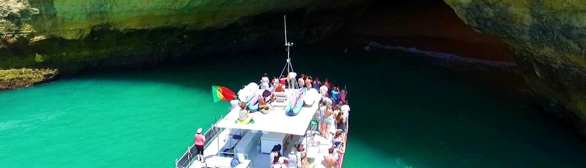 Balade en bateau "Barbeque Benagil" depuis Vilamoura avec Cruzeiros da Oura Vilamoura.