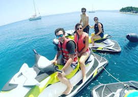 Jet Boat y Jet Ski Safari a la isla de Čiovo desde Split con JetSki Safari Split Dos personas en una moto de agua durante su Jet Boat & Jet Ski Safari a la isla de Čiovo desde Split, con JetSki Safari Split.