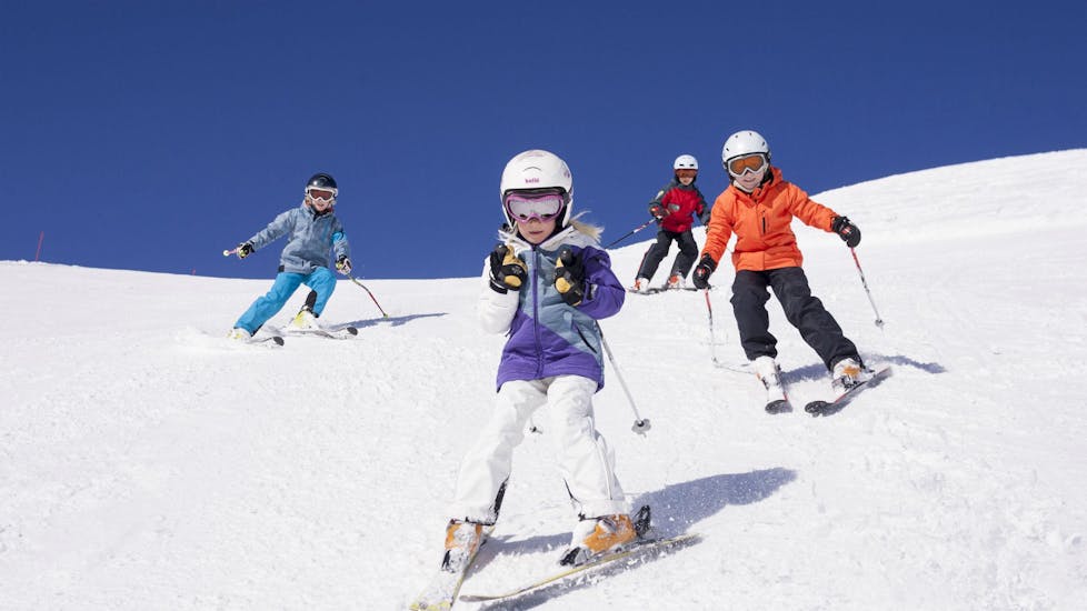 Eine Gruppe Kinder hat Spaß bei ihrem Kinder Skikurs (6-12 Jahre) - Ganztags - Alle Levels mit der Skischule Zugspitze-Grainau im Skigebiet Garmisch-Classic.