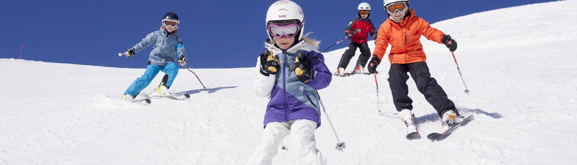 A group of children is enjoying their Kids Ski Lessons (6-12 years) - Full Day - All Levels with the ski school Skischule Zugspitze Grainau in the ski resort of Garmisch-Classic.