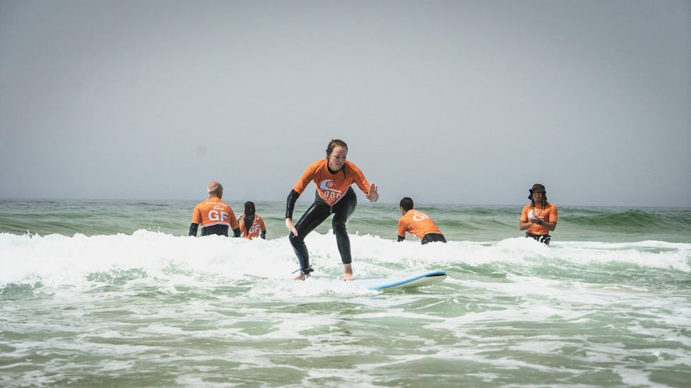 Un gruppo di partecipanti sulle tavole da surf durante le lezioni di surf (dai 6 anni) a Praia Castelejo con la Good Feeling Surf School Algarve.