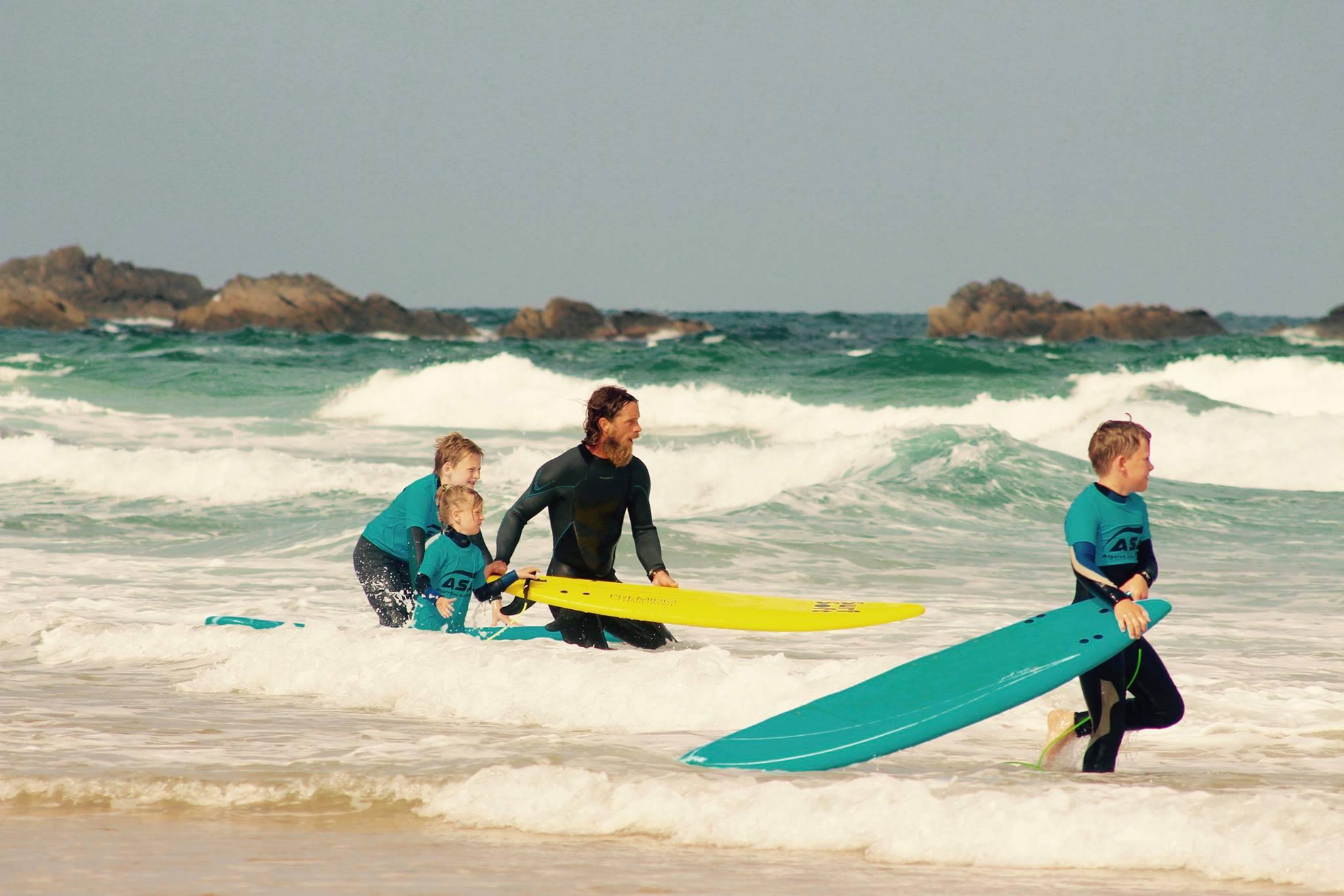 Surfing Lessons for Beginners - Kids (6-12 years).