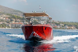 6 Insel Bootstour in der Nähe von Trogir mit Besuch der Blauen Grotte mit Space Fun Seget Vranjica.