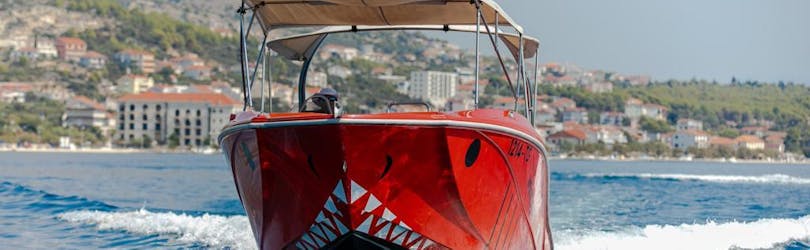 Paseo en barco por 6 islas cerca Trogir, incl. la Gruta Azul con Space Fun Seget Vranjica.