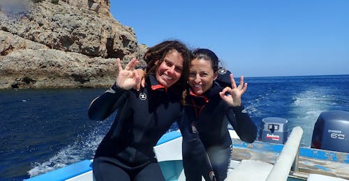 Corso PADI Scuba Diver a Lagos per principianti con Blue Ocean Divers Lagos Due subacquei in barca durante il corso PADI Scuba Diver per principianti a Lagos con Blue Ocean Divers Lagos.