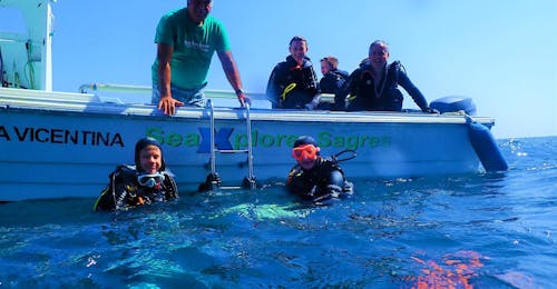 PADI Open Water Diver Cursus in Lagos voor beginners met Blue Ocean Divers Lagos Twee duikers bij de boot tijdens de PADI Open Water Diver Cursus in Lagos voor beginners bij Blue Ocean Divers Lagos.