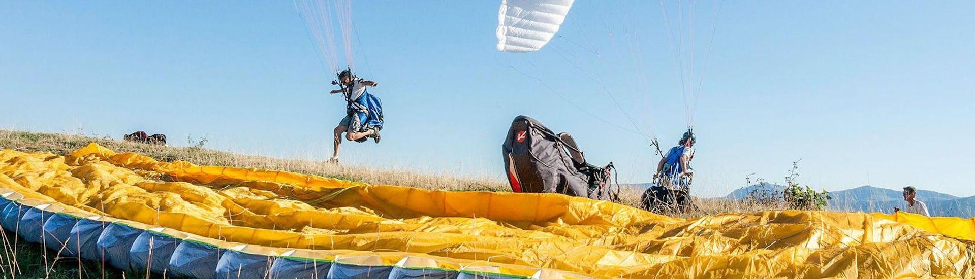 A man is coming from his Tandem Paragliding in Verdon - Couleur Lavande activity with Haut Les Mains.