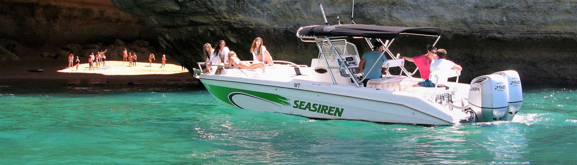 La lancha de Seasiren Tours se acerca a la cueva de Benagil durante el paseo en barco - Cueva de Benagil.