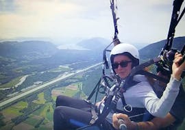 A participant in a Tandem Paragliding "Sensation" with Takamaka Aix Les Bains is enjoying her flight over the Lac du Bourget and its wonderful landscapes.