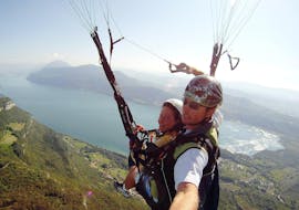 A participant in a Tandem Paragliding "Performance" with Takamaka Aix Les Bains is enjoying her flight over the Lac du Bourget and its wonderful landscapes.