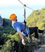 Eine Person genießt die Zipline in Tučepi an der Makarska Riviera mit Meerblick mit Tip-Extreme Travel Agency Tučepi.