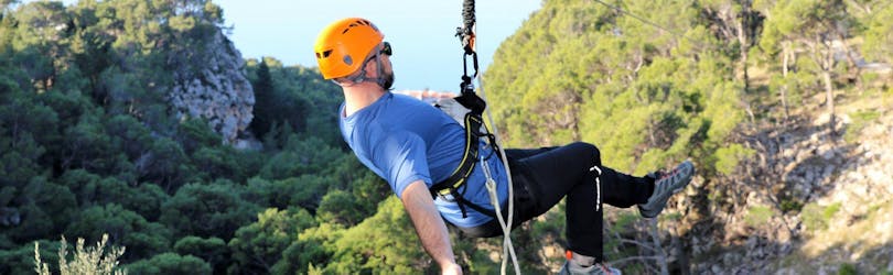 Eine Person genießt die Zipline in Tučepi an der Makarska Riviera mit Meerblick mit Tip-Extreme Travel Agency Tučepi.