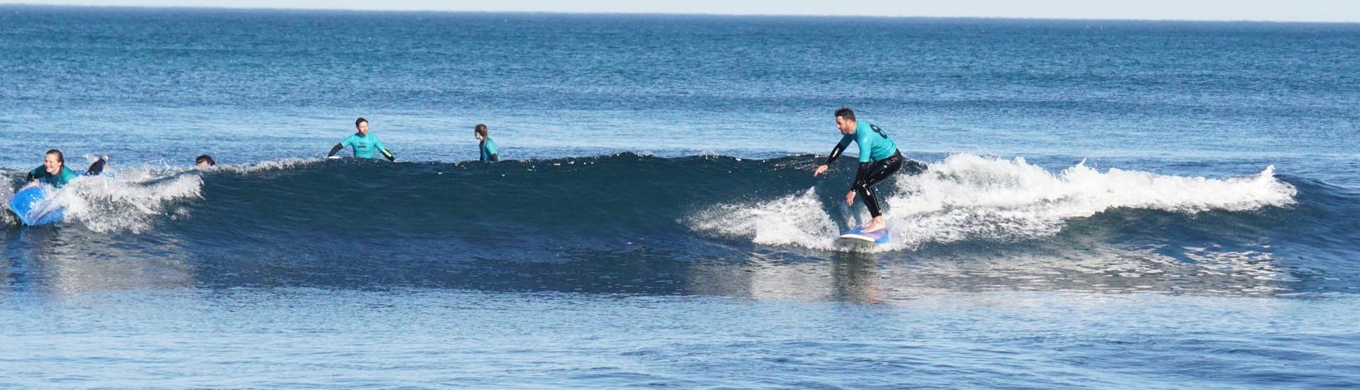 Une petite vague pour un surfeur lors d'un Cours de surf Intermédiaires à Ericeira avec Surf Riders Ericeira.