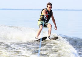 Een man waterskiet in de Kvarner baai met Water Sport Centar Selce.