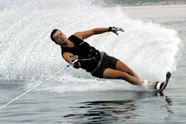 Un homme sur un monoski dans la baie de Kvarner avec Water Sport Centar Selce.