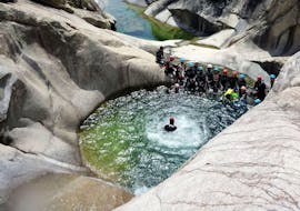 Menschen schwimmen in einem natürlichen Pool bei einer Canyoning-Tour mit Corsica Madness in Bavella.